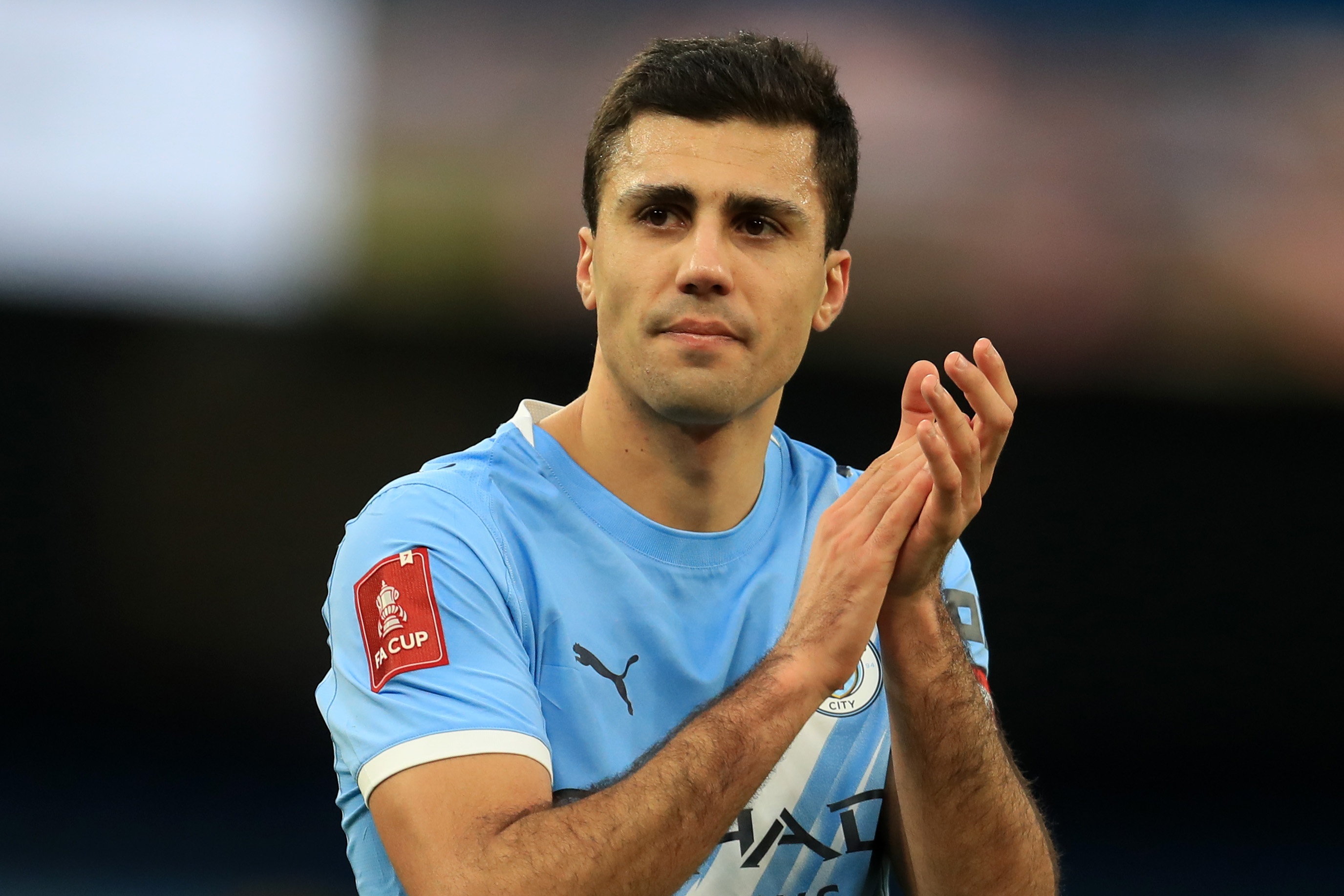 曼城夏窗首要任務(wù)鎖定羅德里續(xù)約 金球中場(chǎng)合同僅剩一年