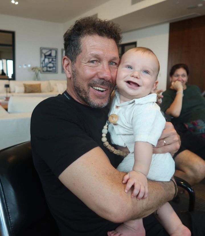 國(guó)際比賽日西蒙尼返阿 家庭合影三代同堂