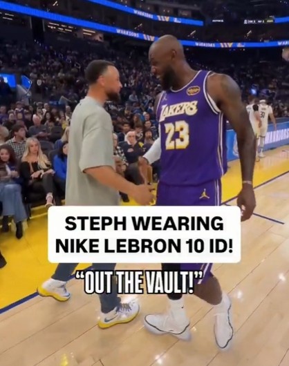 庫(kù)里賽前著詹姆斯十代戰(zhàn)靴入場(chǎng) 與詹姆斯場(chǎng)邊交談