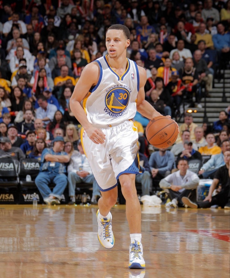 詹姆斯賽后笑談庫里穿詹10代 稱其從保險柜取出 詹姆斯賽后笑談庫里穿詹10代 稱其從保險柜取出