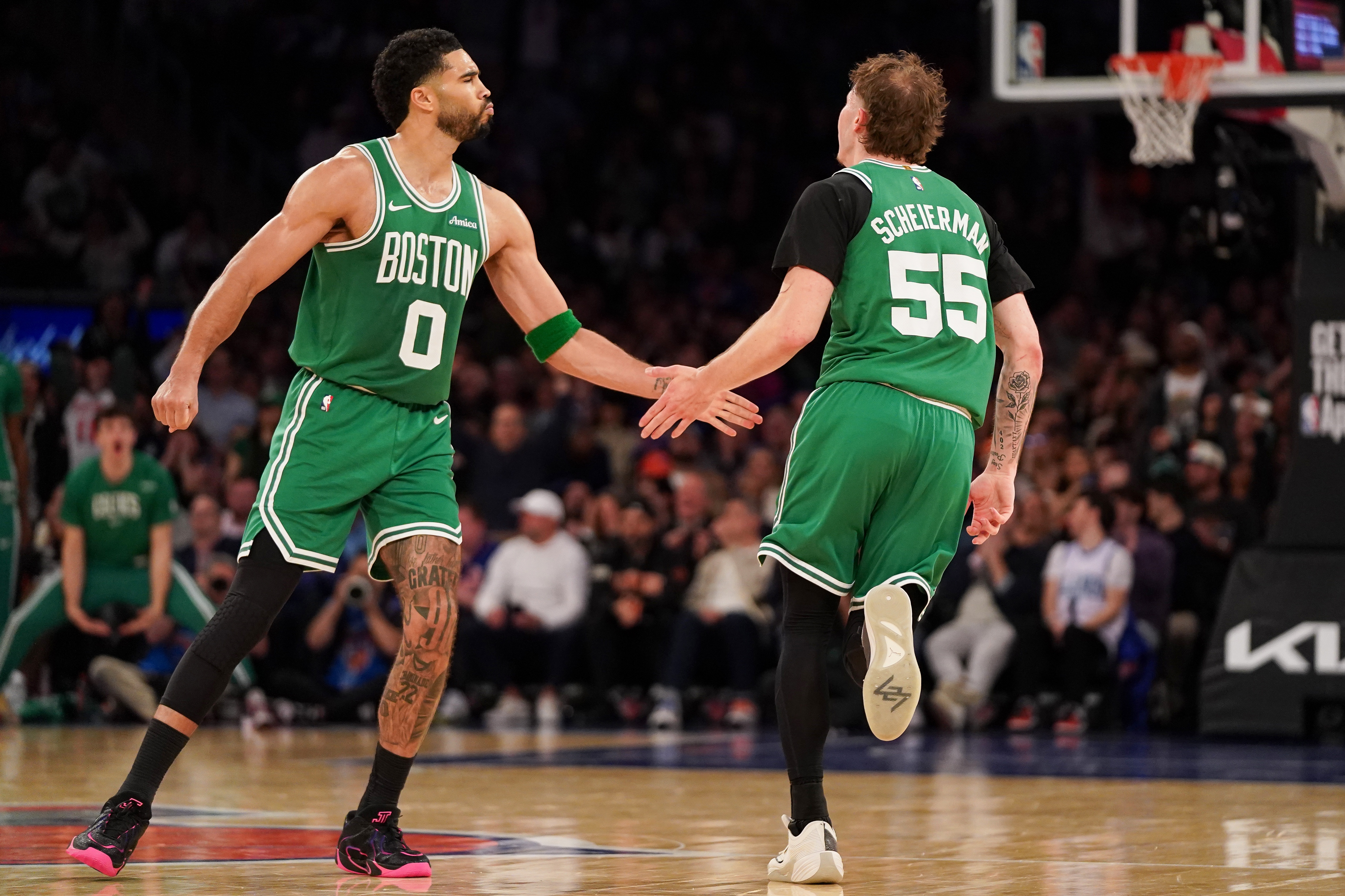 常規(guī)賽收官戰(zhàn)報:湖人輕取太陽鎖定第三 火箭八連勝緊追掘金 常規(guī)賽收官戰(zhàn)報:湖人輕取太陽鎖定第三 火箭八連勝緊追掘金