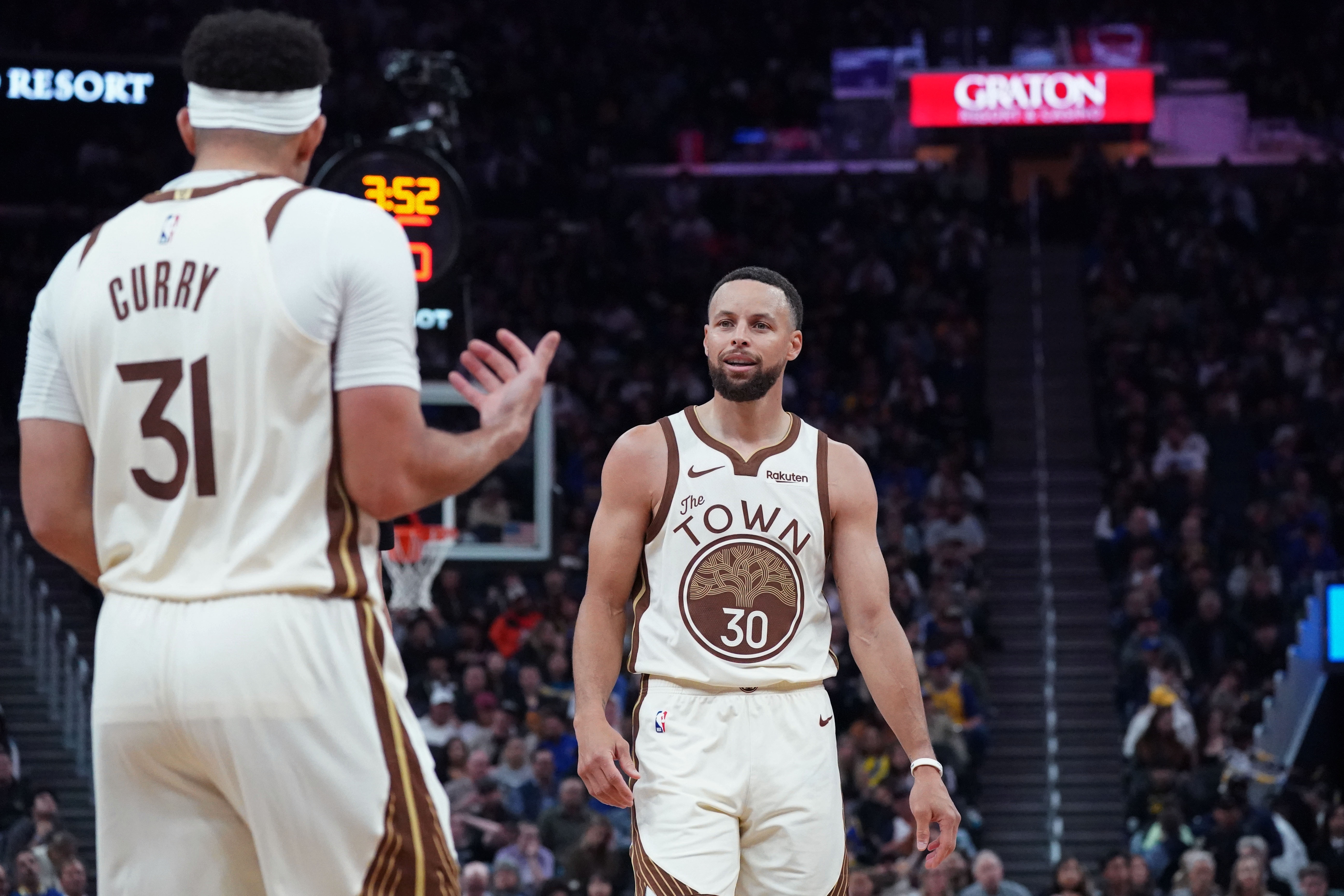 常規(guī)賽收官戰(zhàn)報:湖人輕取太陽鎖定第三 火箭八連勝緊追掘金 常規(guī)賽收官戰(zhàn)報:湖人輕取太陽鎖定第三 火箭八連勝緊追掘金