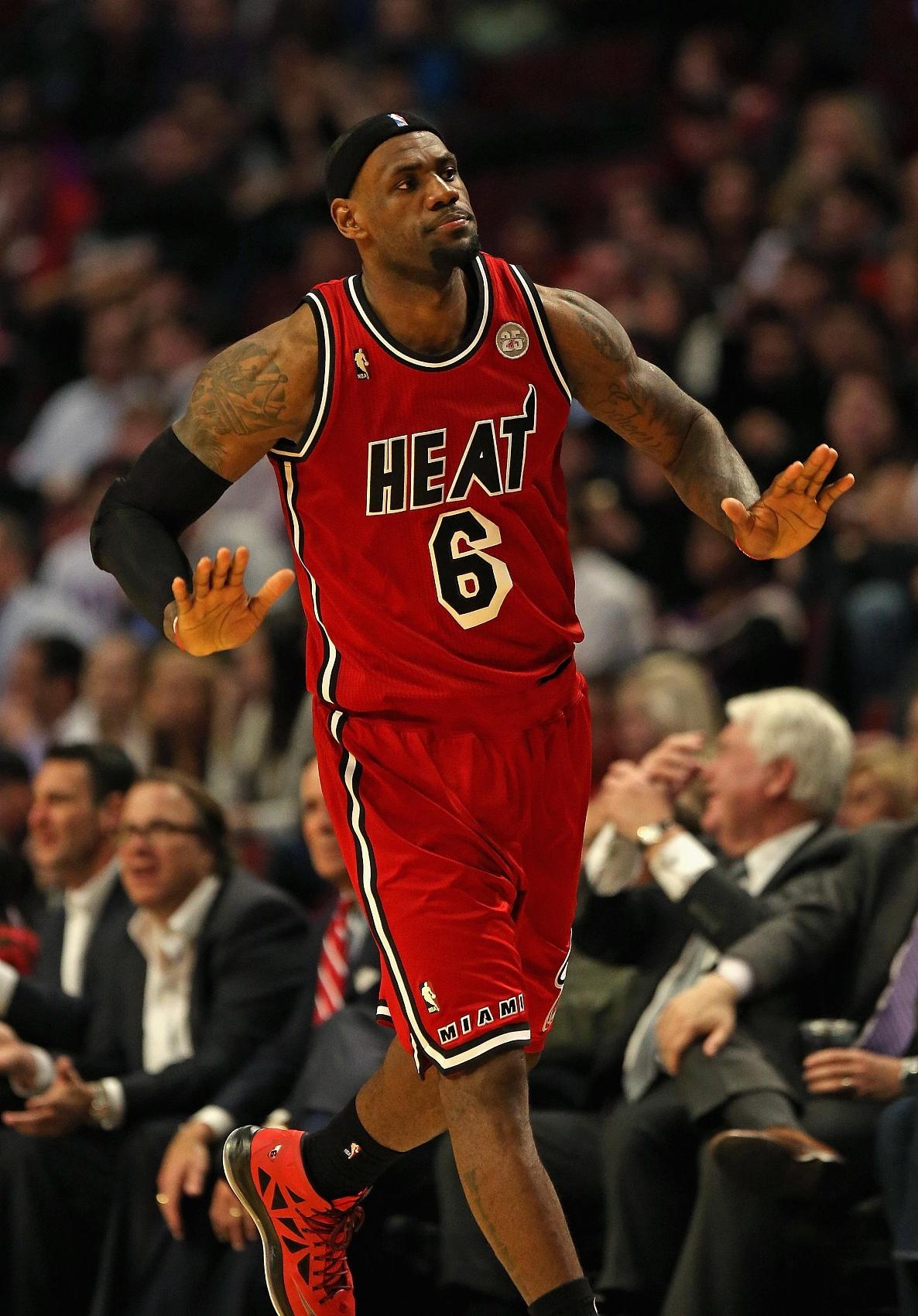 黃蜂連續(xù)十年無(wú)緣季后賽 詹姆斯成唯一季后賽交手現(xiàn)役球員