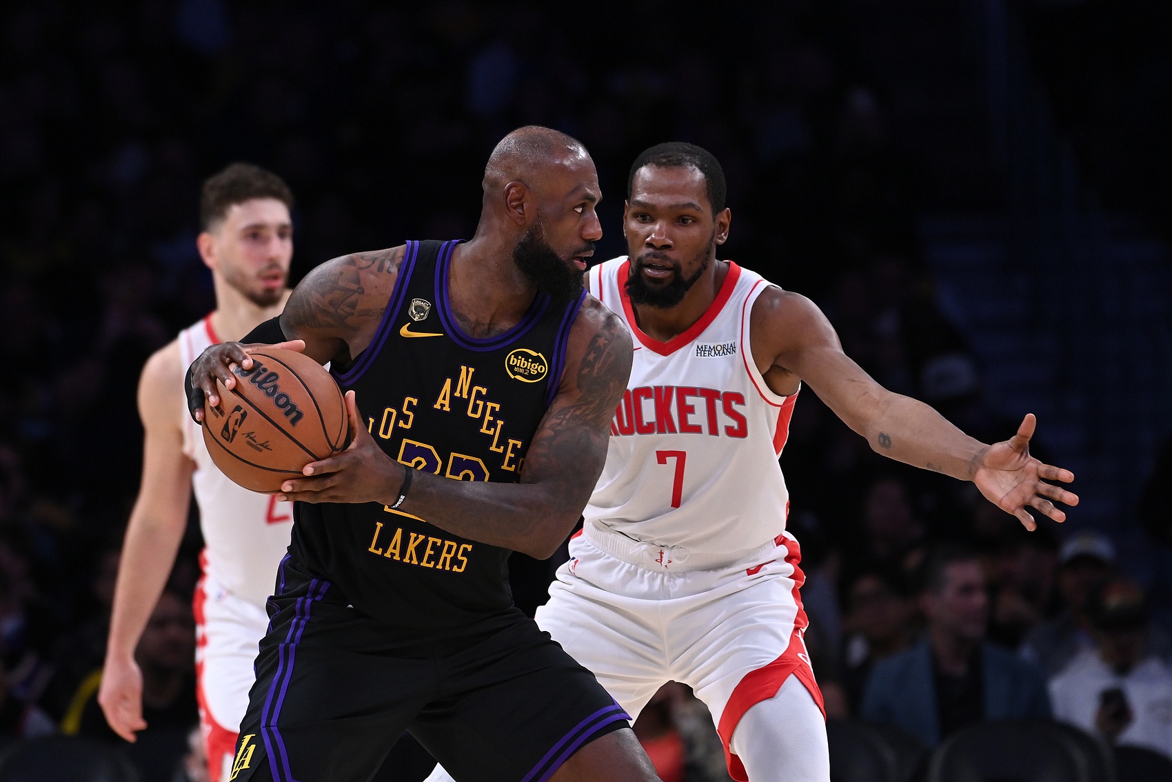 首輪橫掃懸念僅存雷霆湖人，其余六組均陷苦戰(zhàn)