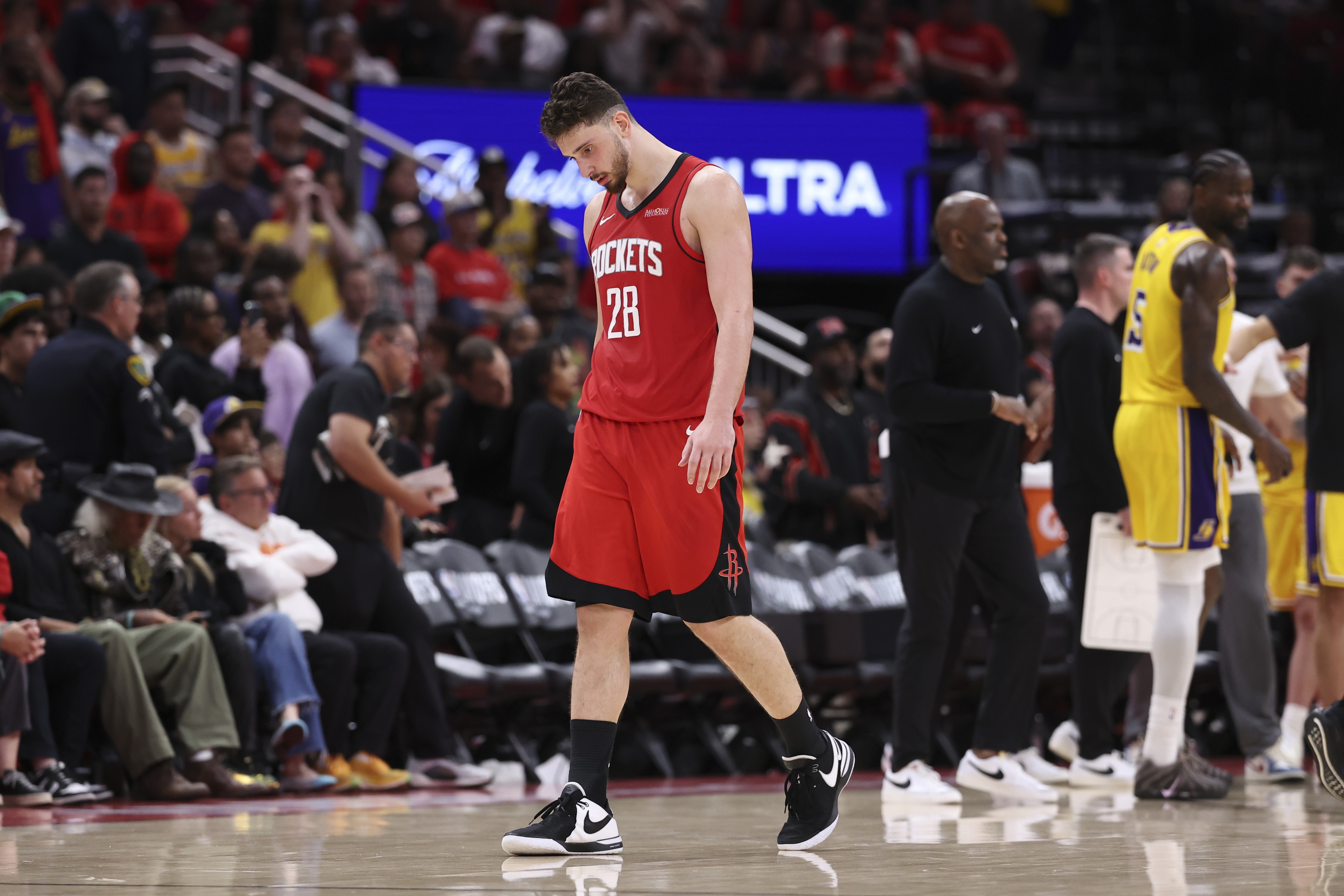 申京非籃下油漆區(qū)31中11，出手數(shù)領先全隊9次