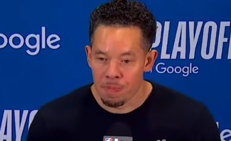 ?？怂?3分10助攻主宰第三節(jié)，馬刺下半場逆轉(zhuǎn)開拓者奪賽點(diǎn)