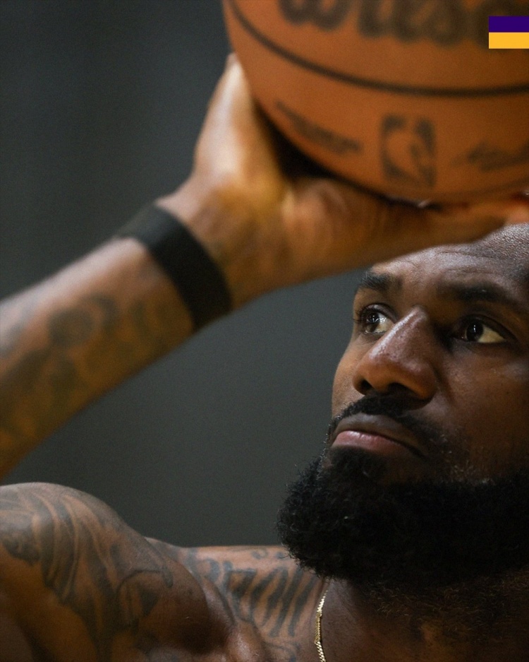 詹姆斯、里夫斯領(lǐng)銜湖人賽前合練 紫金軍團(tuán)3-1手握賽點(diǎn)