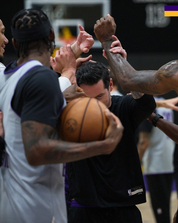 詹姆斯、里夫斯領(lǐng)銜湖人賽前合練 紫金軍團(tuán)3-1手握賽點(diǎn)