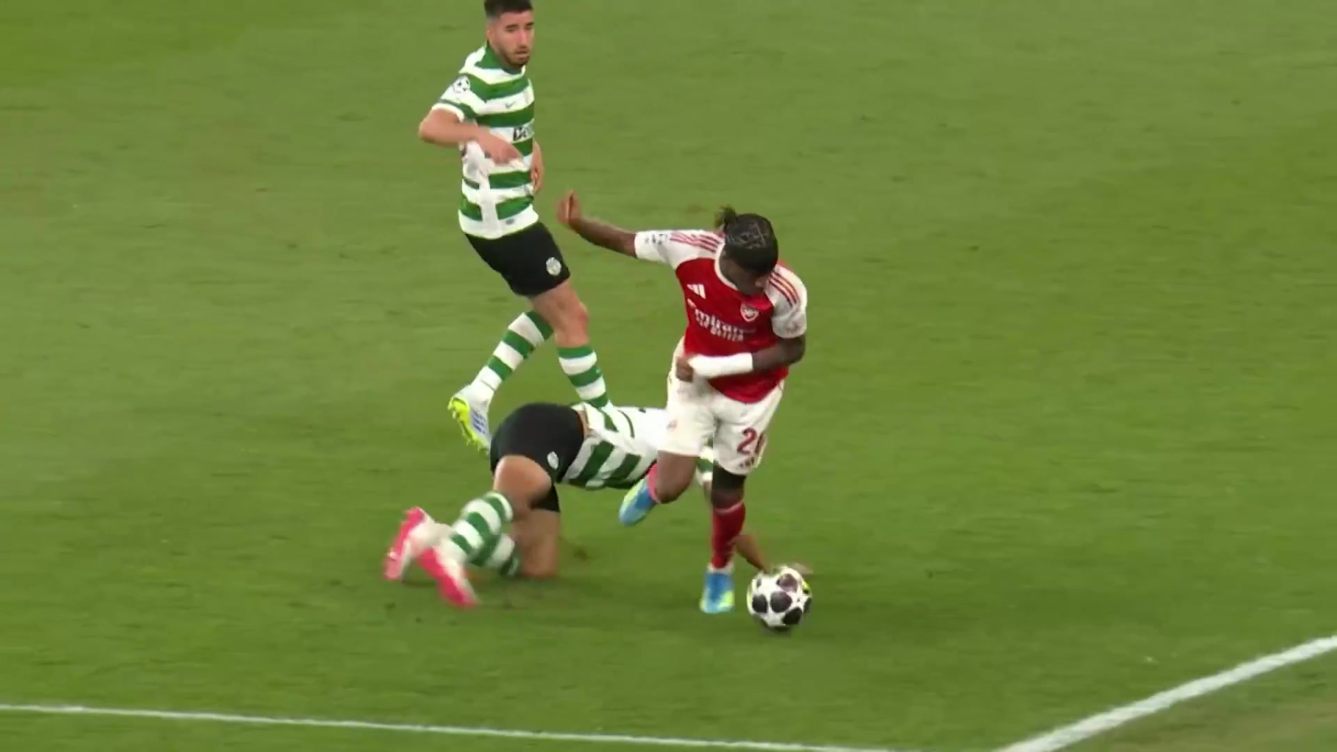 受傷換下！馬杜埃凱拼搶倒地痛苦離場(chǎng)！道曼臨危受命替補(bǔ)登場(chǎng)！