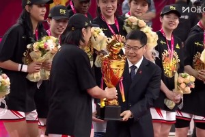 [四川女籃捧杯]四年三冠！賽后頒獎(jiǎng)儀式，四川女籃全隊(duì)捧起總冠軍獎(jiǎng)杯！