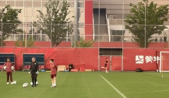 武磊膝蓋反復缺席合練 國足上海集訓面臨槍啞火風險