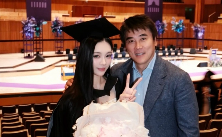 李明女兒曬合影回應(yīng)五年禁足：白玉落塵，時間給出答案