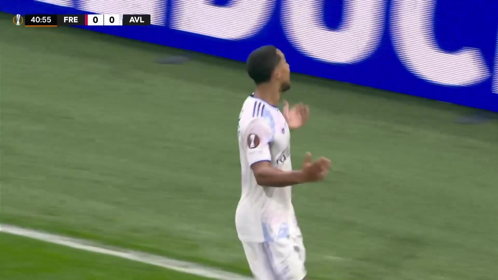 一劍封喉！蒂萊曼斯不停球凌空斬破門！維拉1-0領先弗賴堡！